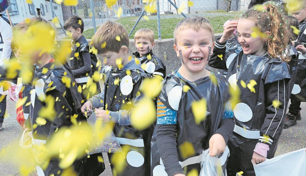 Mit einfachsten Mitteln haben die Kinder die fantasievollsten Kostüme gebastelt. Mit einfachsten Mitteln haben die Kinder die fantasievollsten Kostüme gebastelt.