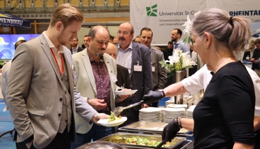 Zu Mittag gibt's Reis und Ravioli - Rösti folgt am Nachmittag