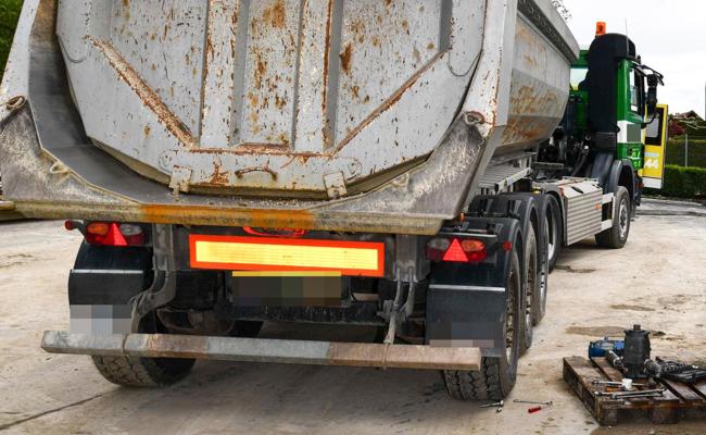 Arbeiter von Sattelschlepper überrollt