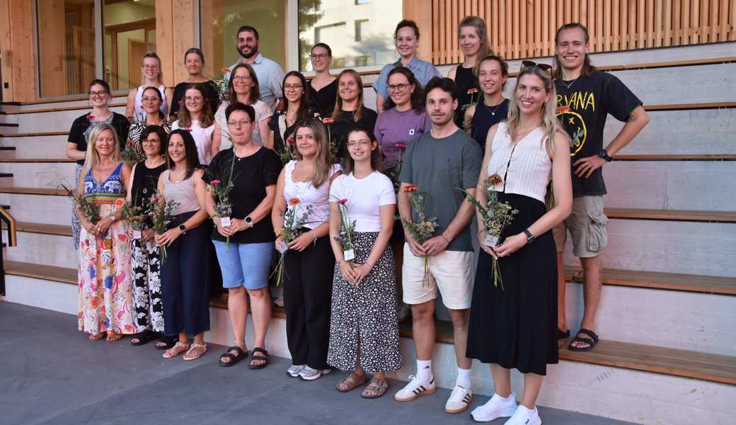 hintere Reihe v.l.: Esmeralda Sigg, Karin Buschor, Benedikt Lehner, Michèle Ritter, Sara Rhyner, Julia Federer mittlere Reihe v.l.: Chiara Sophia Marte, Domenika Rorschach, Cindy Hengartner, Rita Ehrenzeller, Enya Breu, Loser Cynthia, Fiona Signer, Joëlle Sieber, Robbie Schegg vordere Reihe v.l.: Yvonne Schneider-Niederer, Marina von Siebental, Nadine Moser, Nadine Bischof, Amina Dervishoska, Caroline Koller, Malik Müller, Martina Amann