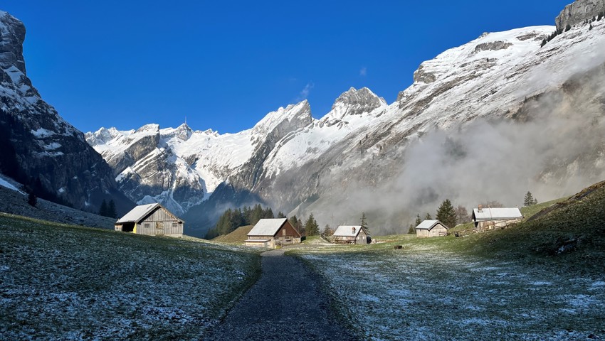 Morgens um 8.30 Uhr beim Seealpsee dem Nebel enflohen. Morgens um 8.30 Uhr beim Seealpsee dem Nebel enflohen.