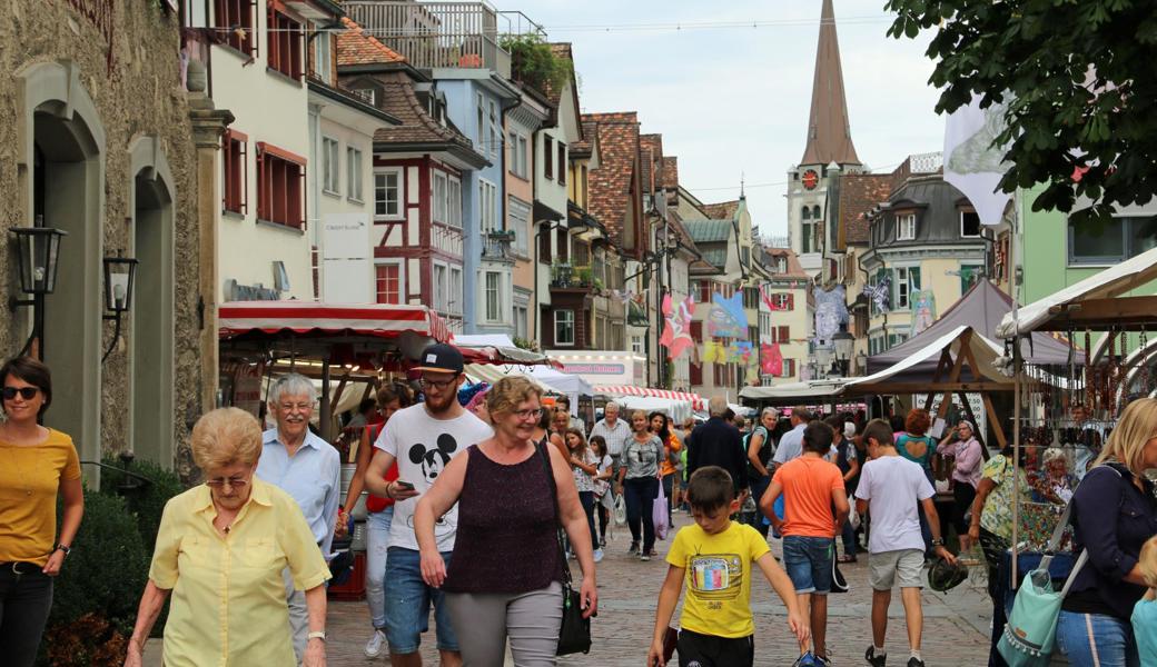 Die Marktgasse füllte sich am Nachmittag mit viel Volk. Von appetitlichen Gerüchen und musikalischer Unterhaltung angelockt, liessen sich die Besucher zwischen den Ständen und Einkehrmöglichkeiten treiben. 