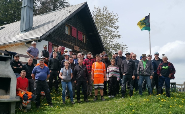Viele Helferinnen und Helfer arbeiteten beim Alptag auf dem Schwamm
