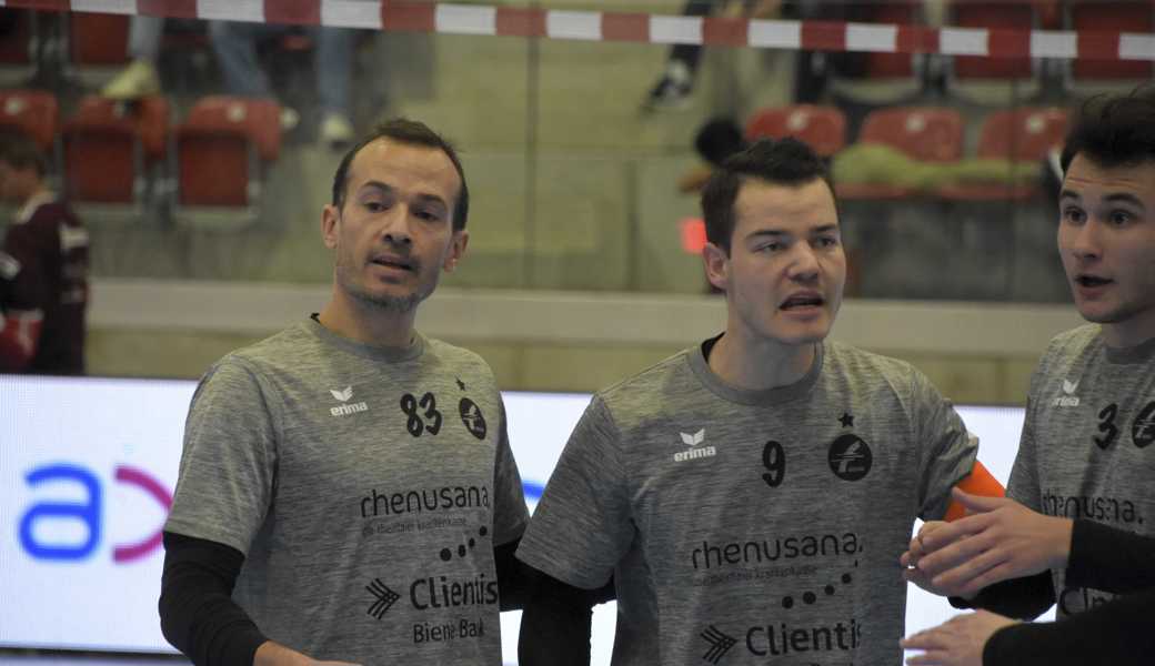 Faustball Widnau steigt ab, Juliano Fontoura, Yanick Linder und Dominik Spirig (von links) sind enttäuscht. 
