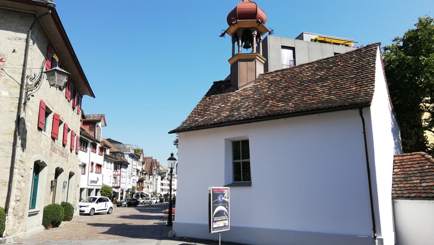 Einen Blick hinter die Kapellmauern werfen