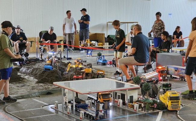 Kleine Trucks, grosse Technik – Minitrucker Rheintal trafen sich zum Schaufahren