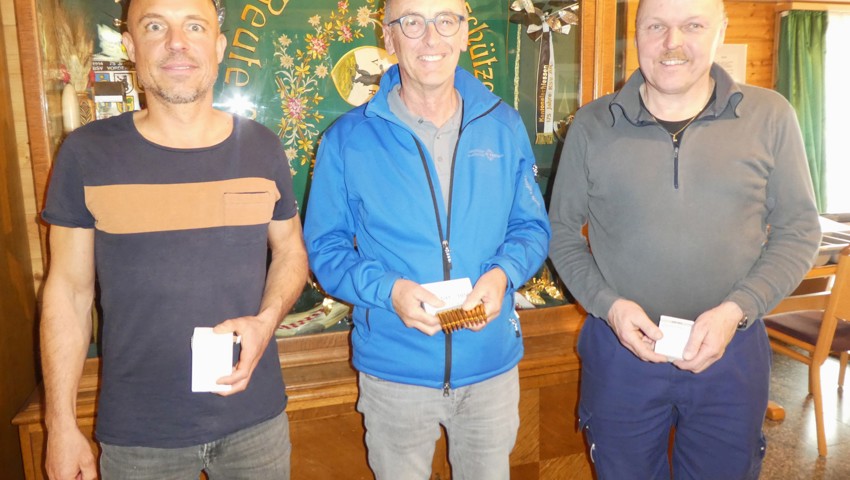 Das Podest des Eröffnungsschiessens, von links: Markus Knöfler (2.), Sieger Hansjörg Niederer und Edi Sturzenegger (3.).