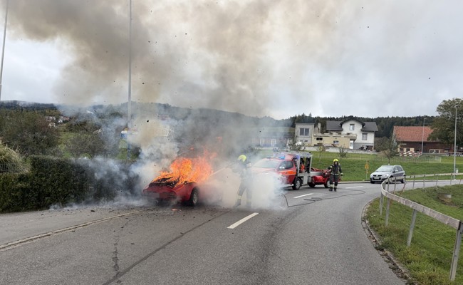 Rauch strömt aus dem Motorraum: Auto ist während der Fahrt in Brand geraten