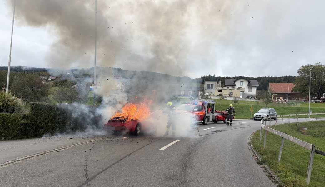 Rauch strömt aus dem Motorraum: Auto ist während der Fahrt in Brand geraten