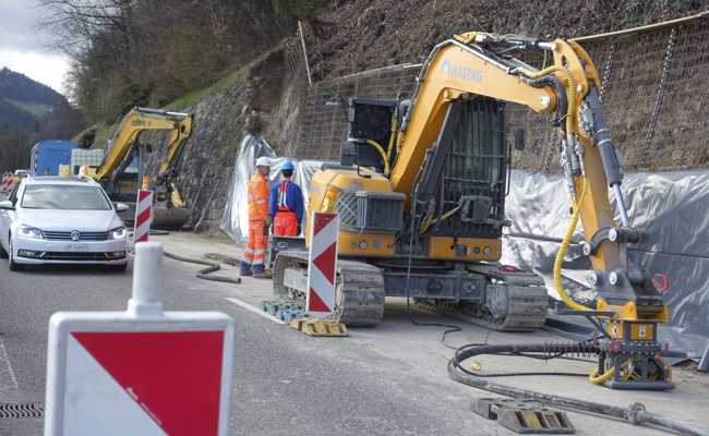Strasse oberhalb Berneck nur einspurig befahrbar
