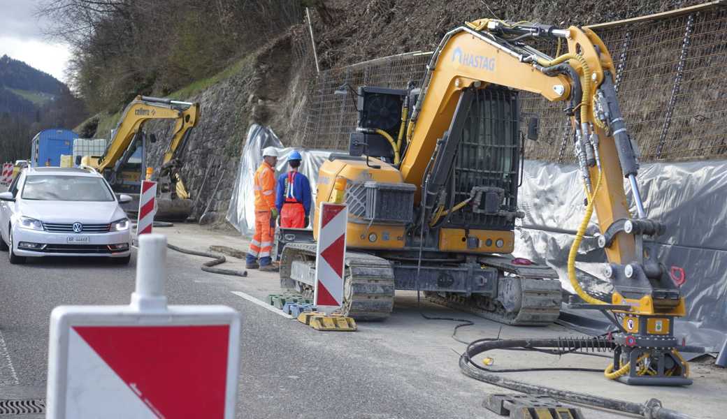 Die Fahrbahn wird saniert, ebenso die Stützmauern.