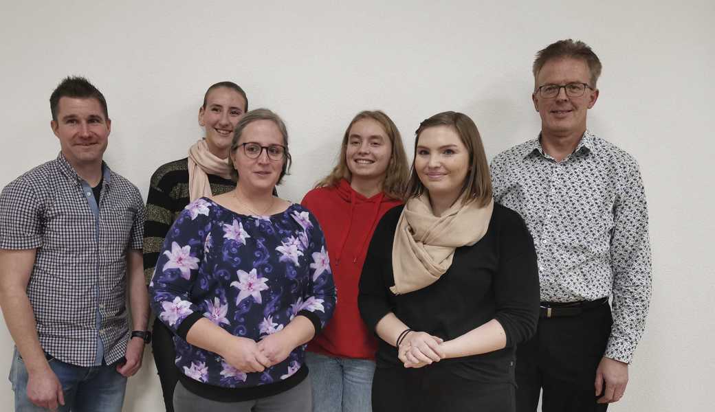 Standen an der HV 2023 im Rampenlicht: v.l: Präsident Philipp Färber, Annika Schnetzer (neu), Marina Hasler (Jugendbetreuerin), Laura Giacotto (neu), Jana Schläpfer, neue Kassiererin und Thomas Seitz, eidgenössischer Veteran.