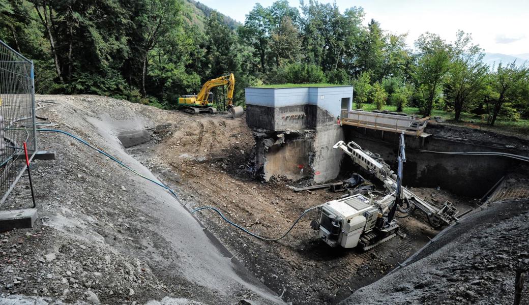 Zurzeit wird das Reservoir Kalkofen für rund eine Million Franken erneuert. In der Grube im Bildvordergrund waren bis vor Kurzem zwei hundert Jahre alte 200 m3-Rundbecken. An ihre Stelle wird eine 650 m3-Wasserkammer gebaut. Hinter dem Schieberhäuschen befindet sich in der Erde noch eine weitere 700 m3 Wasser fassende Zisterne.