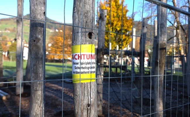 Bald wieder sicher: Der Spielplatz beim Schulhaus Roosen wird bis Ende November saniert