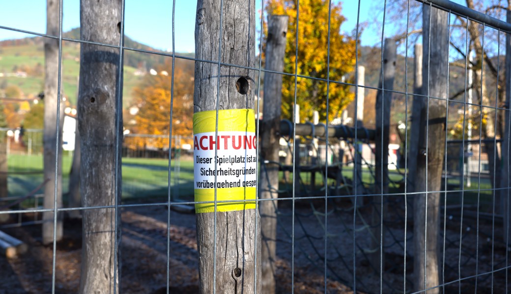 Bald wieder sicher: Der Spielplatz beim Schulhaus Roosen wird bis Ende November saniert