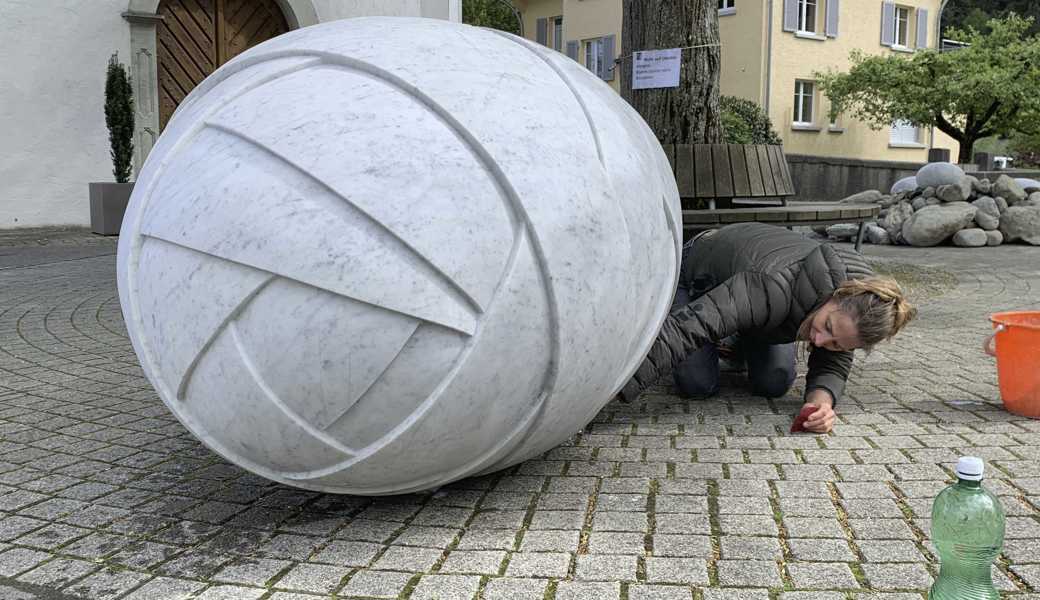 Die Skulptur von Sibylle Pasche vor der Heiligkreuzkapelle ist aus Carrara-Marmor geschaffen und wirkt hell und leicht, obwohl der grösste Stein rund 3,5 Tonnen Gewicht hat. 