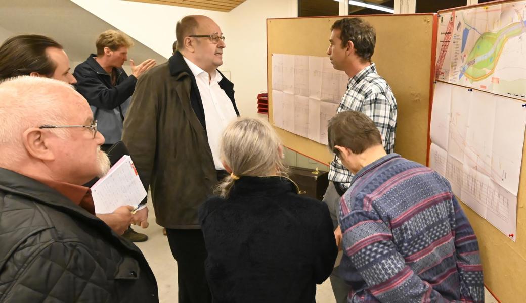 Rechtsanwalt Werner Ritter setzt den Plänen von Ingenieur Remo Lüchinger (rechts) Paragrafen entgegen.