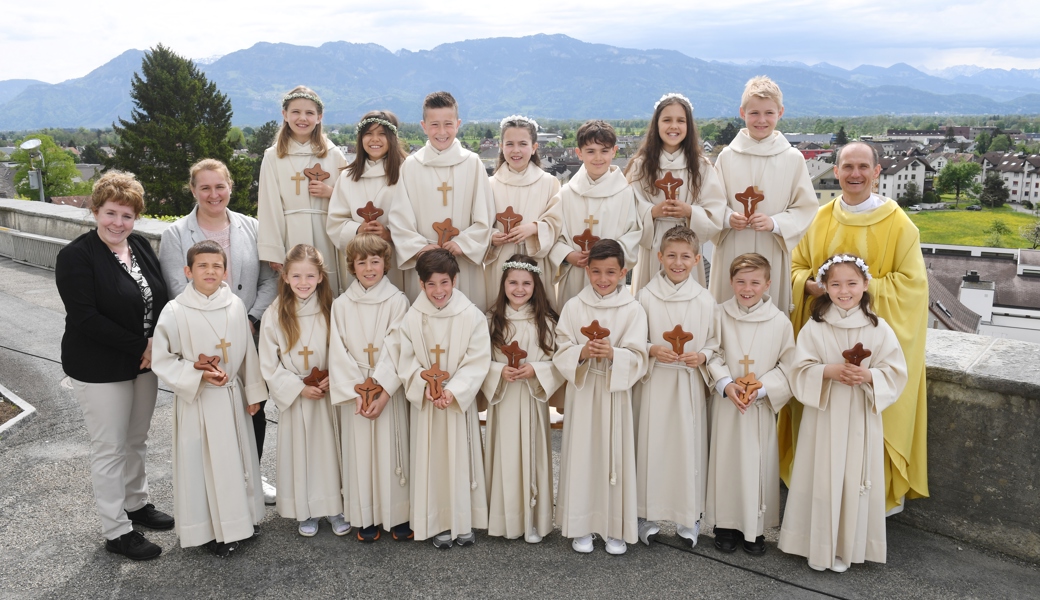 Erstkommunionkinder von Balgach mit Pater Gregor Syska und den Katechetinnen Mirjam Spirig und Alexandra Moser