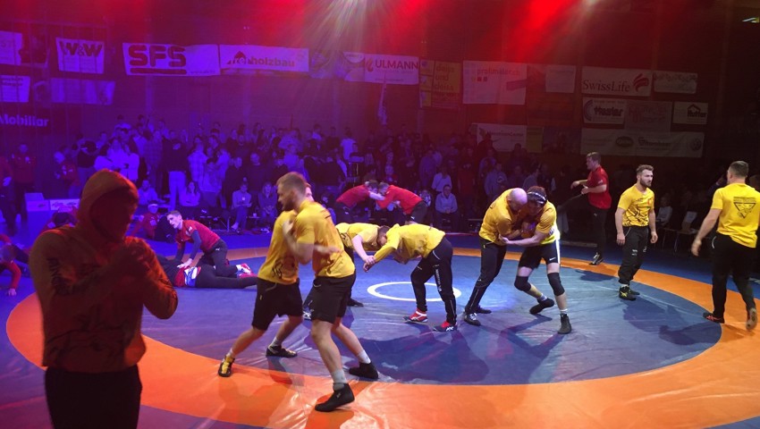 Schon beim Aufwärmen waren die Kriessner (und Willisauer) Ringer im Rampenlicht. Schon beim Aufwärmen waren die Kriessner (und Willisauer) Ringer im Rampenlicht.