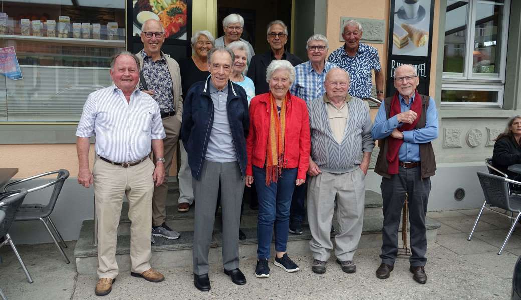 Damen und Herren mit den Jahrgängen 1938 und 1939 freuten sich über das Wiedersehen im Jungenddorf Walzenhausen. Damen und Herren mit den Jahrgängen 1938 und 1939 freuten sich über das Wiedersehen im Jungenddorf Walzenhausen.