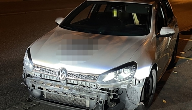 Alkoholisierter fährt in Zaun, packt Stossstange ins Auto und flüchtet