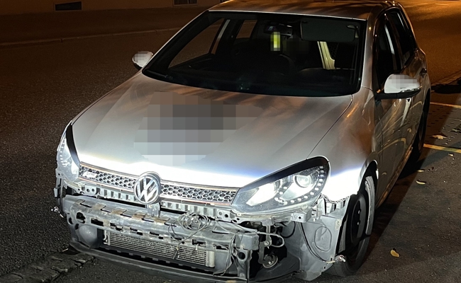 Alkoholisierter fährt in Zaun, packt Stossstange ins Auto und flüchtet