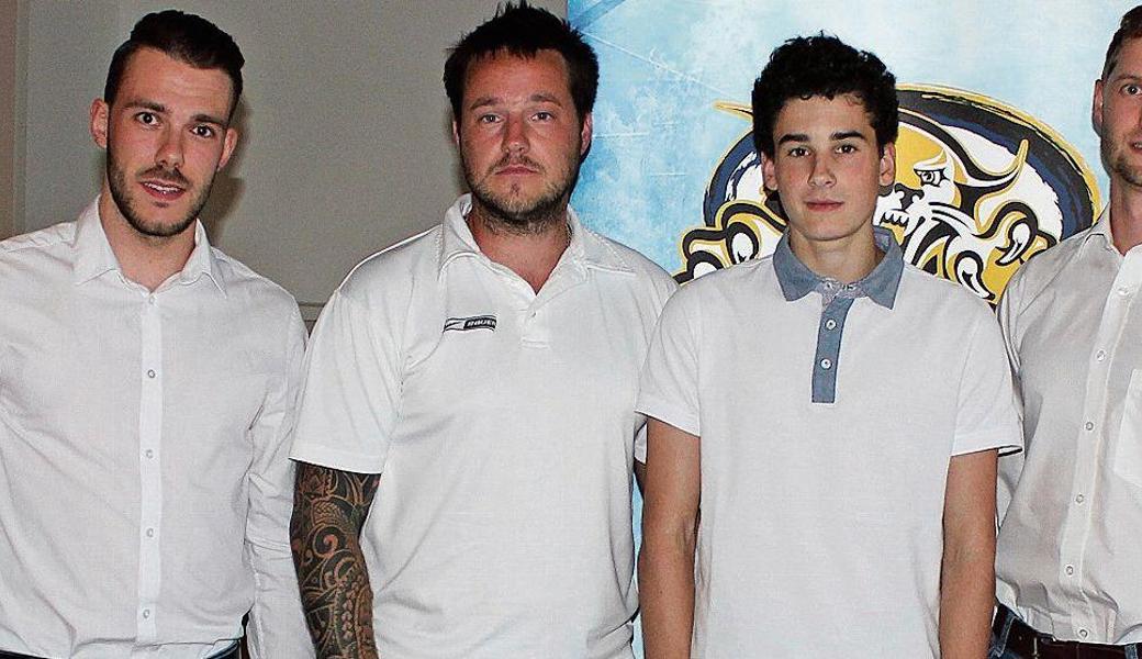 Die neuen Spieler des SC Rheintal sind: (v. l.) Janis Manser, Verteidiger, definitiv zurück von Rapperswil, Ryan Stieger, vom EHC Chur, Martin Grabher
Mayer, nach Pause Wiedereinstieg, Pascal Kuster, eigener Nachwuchs , Rückkehrer Dominic Pfeiffer, Janick Bodemann, nach Pause Neustart.
Christoph Scherrer, von Eisbären St. Gallen (fehlt auf dem Bild). Weitere Verstärkungen können noch folgen.
