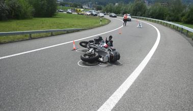 45-Jähriger Töfffahrer prallt gegen Leitplanke - Motorrad fährt unkontrolliert weiter