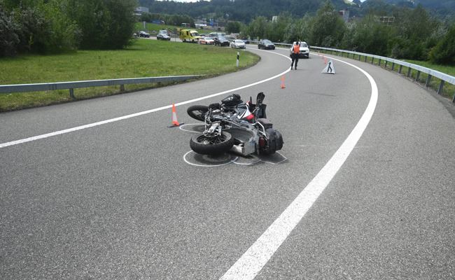 45-Jähriger Töfffahrer prallt gegen Leitplanke - Motorrad fährt unkontrolliert weiter