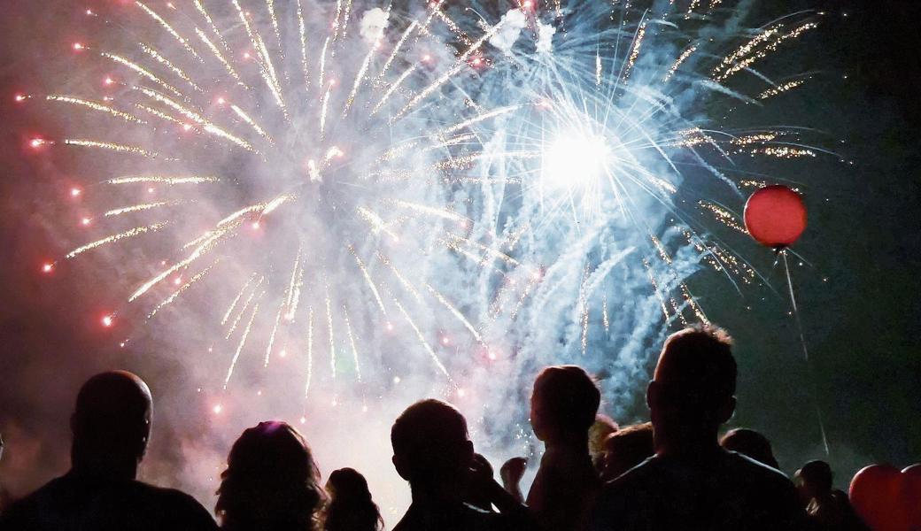 Kollegen, Knallkörper und Alkohol machen für viele einen Silvesterabend aus.