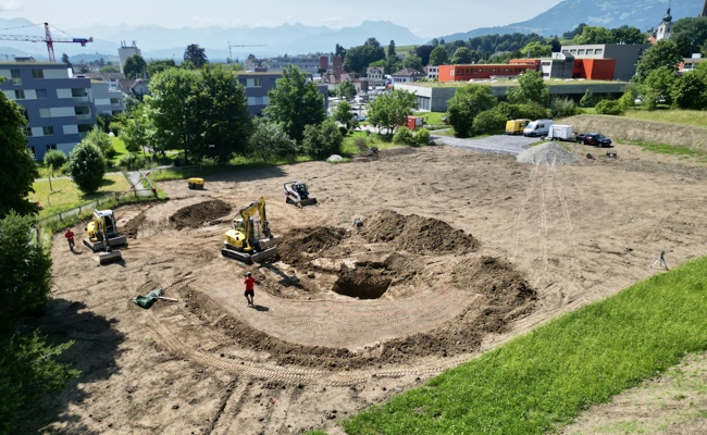 Jetzt geht es richtig los: Bagger formen den Pumptrack