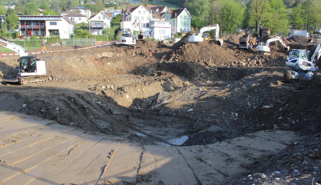 In unmittelbarer Nähe sind mehrere Bagger mit dem Aushub für das neue Hallenbad aller Oberrheintaler Gemeinden beschäftigt.