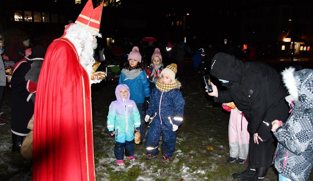 Manches Mal durfte der Samichlaus das Säckli erst verschenken, nachdem Eltern die Begegnung im Handy festgehalten hatten. 