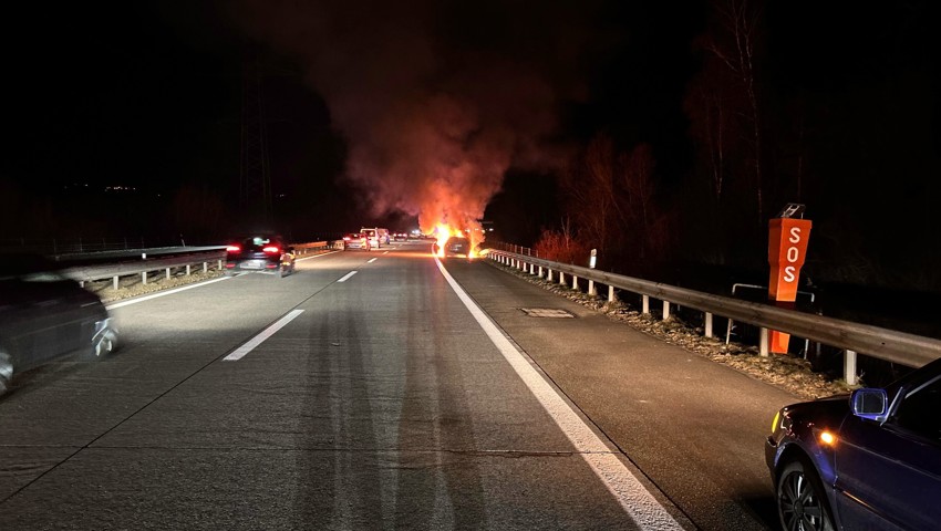 Auf der A13 ging am frühen Morgen ein Auto in Flammen auf Auf der A13 ging am frühen Morgen ein Auto in Flammen auf