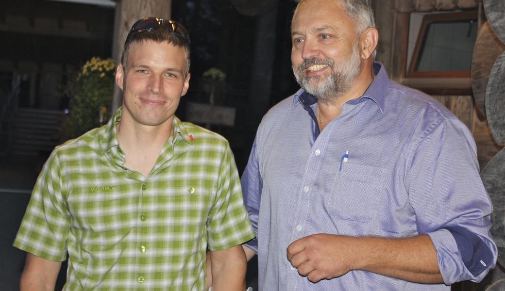 Aus den Händen von Thomas Wildberger, Präsident von «Lignum Holzkette St. Gallen» (rechts), durfte Hanspeter Hautle das Diplom «Bester Lehrabschluss 2018» entgegennehmen.