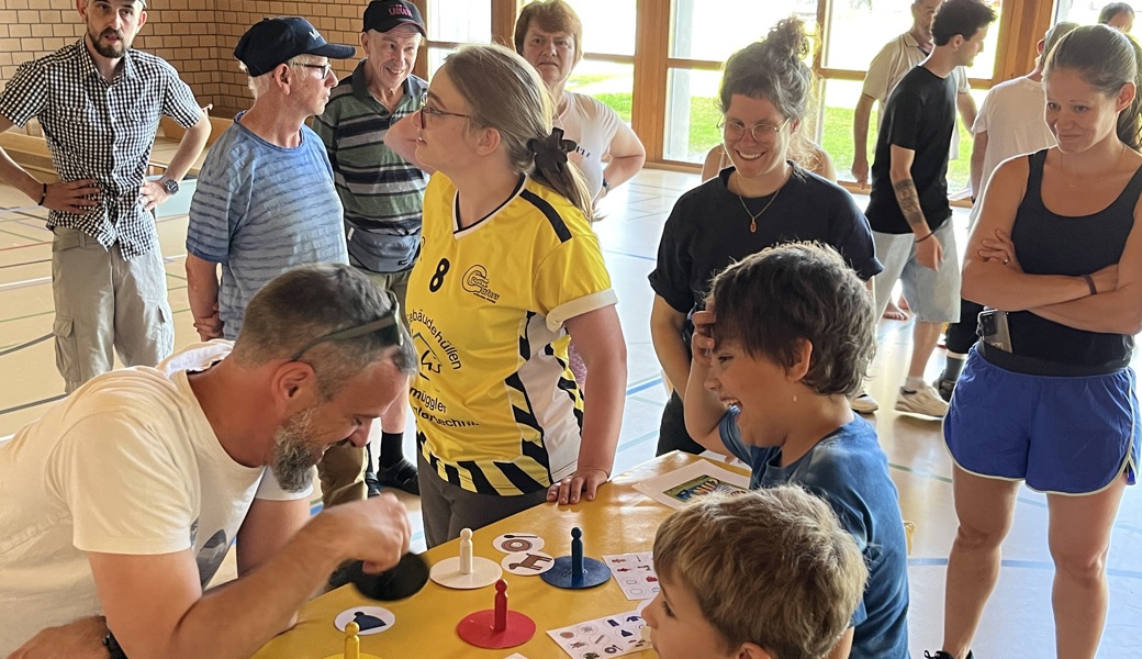 insieme Präsident Jürgen Wehrle forderte das Gedächtnis der Teilnehmenden beim Nanu-Spiel heraus.