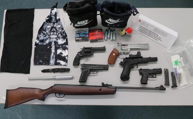 Mit Waffen verschanzt