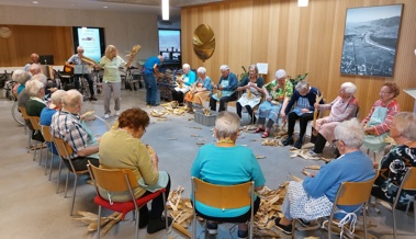 Traditioneller «Hültschet» mit den Bewohnenden des Huus Feldhof