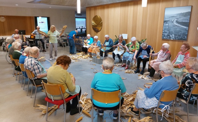 Traditioneller «Hültschet» mit den Bewohnenden des Huus Feldhof