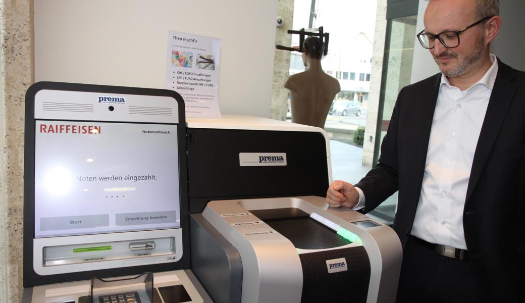 Für die Kunden stehen modernste Geldautomaten bereit. 
