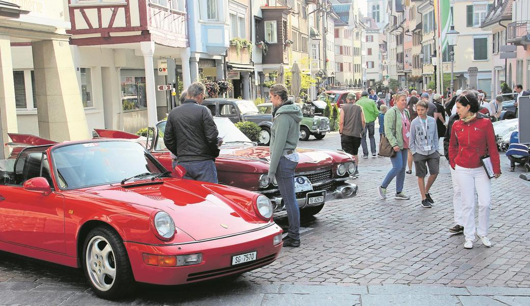Eine Marktgasse voller Autos, doch keines war jünger als 26. 