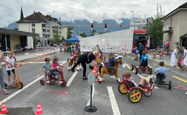 Die Hauptstrasse war am Dorffest ein grosser Spielplatz