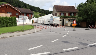 Ein Zelt, zwei Feste und eine gesperrte Strasse