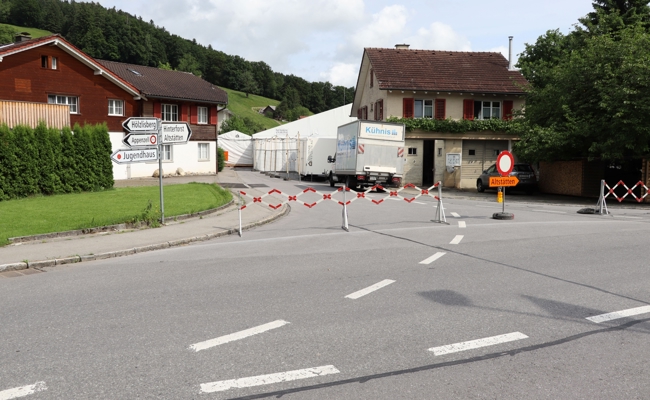 Ein Zelt, zwei Feste und eine gesperrte Strasse