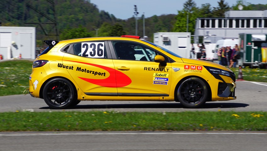 Mit diesem gelben Renault Clio ist Reto Wüst heute unterwegs. Mit diesem gelben Renault Clio ist Reto Wüst heute unterwegs.