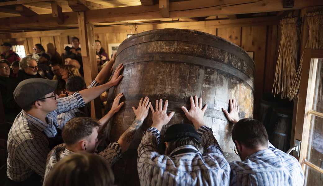 Die Torkel-Mannschaft Berneck zeigt am nächsten Samstag, wie vor mehr als 300 Jahren Wein gepresst wurde. 