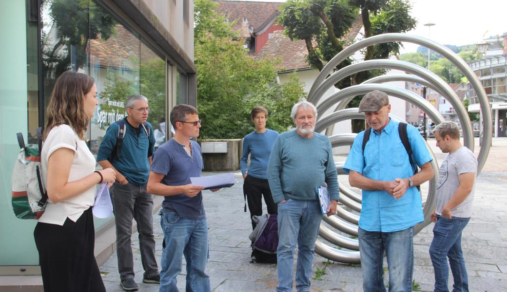 Eine Zweierdelegation der Stadt erörtert mit OK-Mitgliedern, wie das Veranstaltungsgelände zu umzäunen ist. Von links: Vanessa Vollmeier (stv Stadtschreiberin), Christof Gruber, Daniel Keel (Leiter Tiefbau bei der Stadt), Eva Graf Poznicek (Staablueme-Präsidentin), Pesche Mathys, Guido Poznicek und Gabriel Collet.