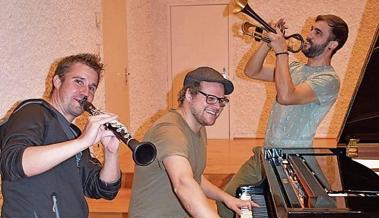 Volksmusikanten spielen  im Gottesdienst