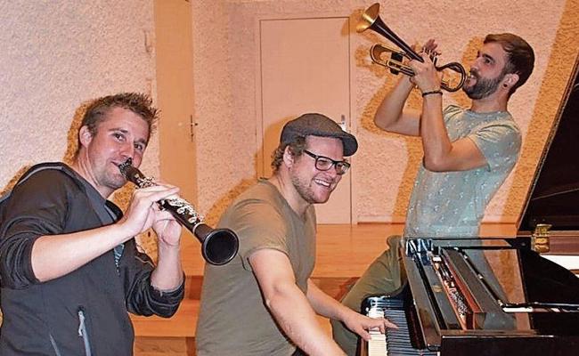 Volksmusikanten spielen  im Gottesdienst