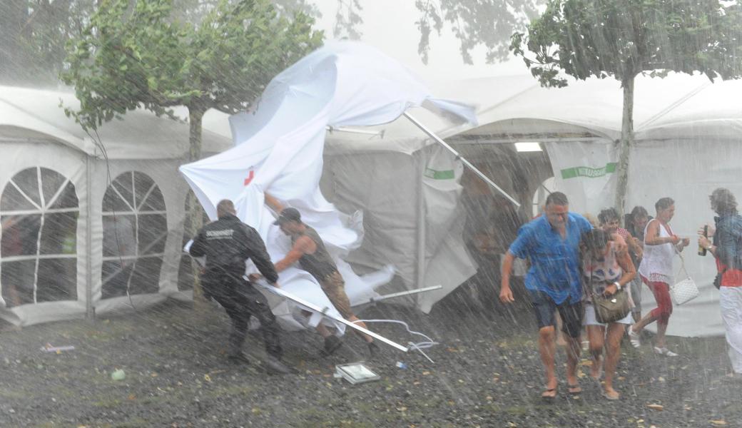 «Alle raus!» Das Festzelt auf der Hafenmole wird geleert. Kleine Nebenzelte hat der Sturm bereits wie Papierfetzen umgerissen.